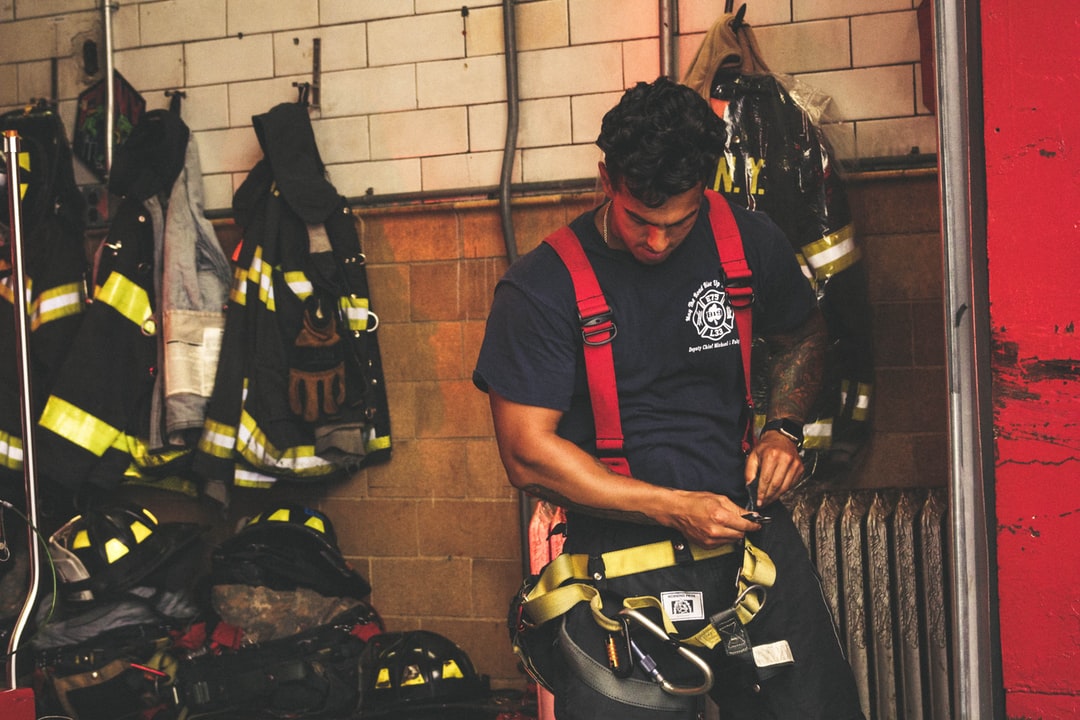 Bombeiros Civis aplicando primeiros socorros