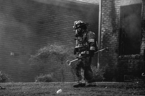 Instrutor de Bombeiro Civil ensinando